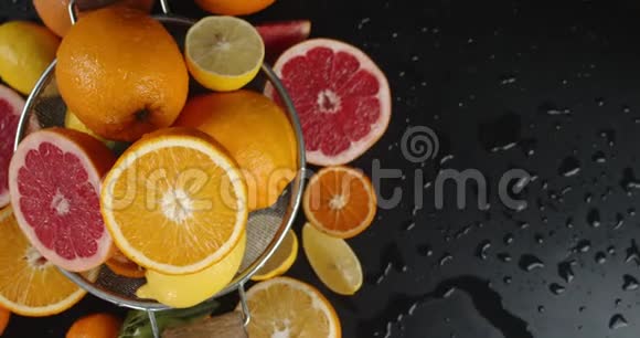 各种类型的柑橘在香菜中慢慢旋转视频的预览图