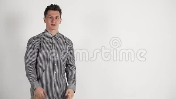 空白空间一个年轻的白人在白色背景上做演讲视频的预览图