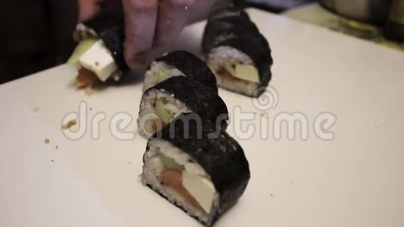 男人在家做寿司做自制食物不是专业食品视频的预览图