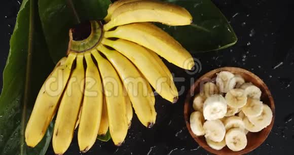 盘子里有切片香蕉掉进水里视频的预览图