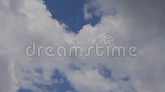 美丽的蓝天有云的背景视频的预览图