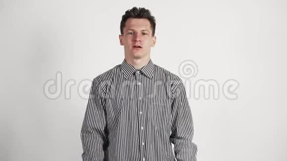 男人衬衫显示认可在白色背景下情绪变得越来越强烈视频的预览图