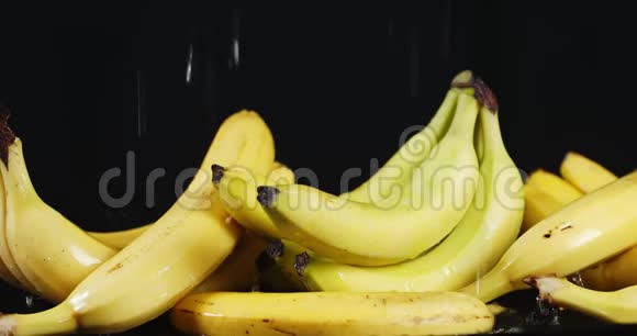 水滴落在新鲜香蕉上视频的预览图
