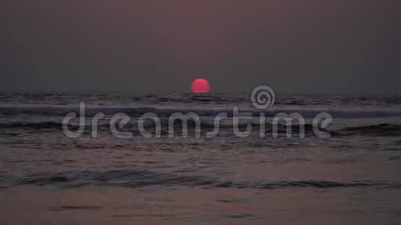 大海里美丽的日落傍晚红日在大海中落下视频的预览图