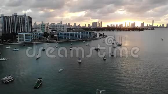 有船和桥的景色在海湾上空的无人机日落视频的预览图