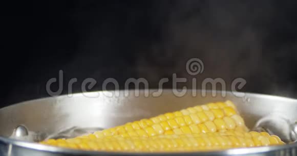 玉米在锅里沸腾有气泡和蒸汽视频的预览图