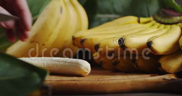 手把香蕉切成圆片视频的预览图