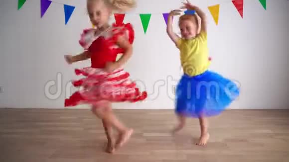 疯狂的红头发和金发女孩在聚会上跳舞顽皮的孩子很有趣视频的预览图