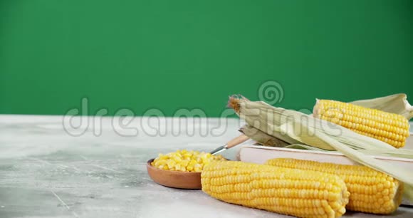 整个玉米和玉米在一个盘子上慢慢旋转视频的预览图