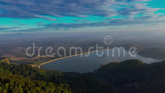 日出期间鸟瞰BukitMertajam山和蒙光大坝视频的预览图