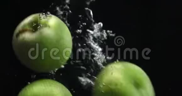 绿色的新鲜苹果掉进水里视频的预览图