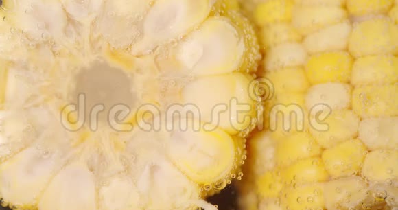 圆形切割玉米在水中有气泡视频的预览图
