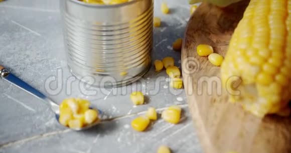 在切割板上打开罐装玉米和新鲜玉米的罐头视频的预览图