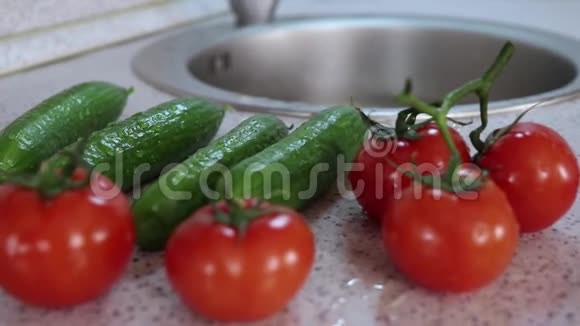厨房桌上的新鲜蔬菜摄像机移回来视频的预览图
