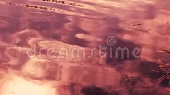 红色熔岩彩色天空湖水中有云倒影视频的预览图