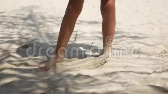 一个孩子在沙滩上玩耍海滩度假视频的预览图