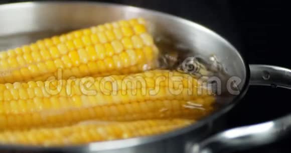 玉米用蒸汽和气泡煮熟视频的预览图