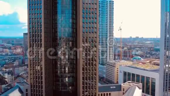 法兰克福和德国美因与无人机在城市上空射击视频的预览图