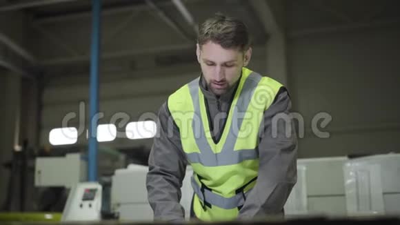 白种人在工作手套和背心测量钢金属片的正面视图有自信的专业人士视频的预览图