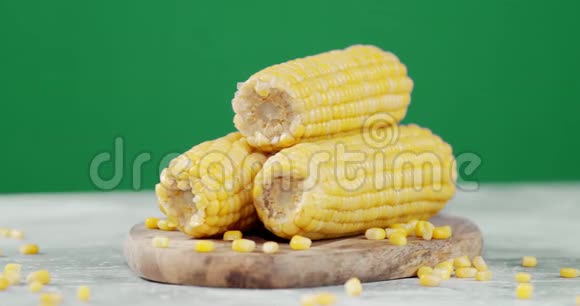 切板上的新鲜玉米旋转缓慢视频的预览图
