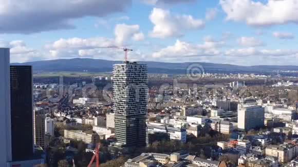 法兰克福和德国美因与无人机在城市上空射击视频的预览图