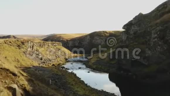 飞越峡谷河流美丽的山河景观视频的预览图