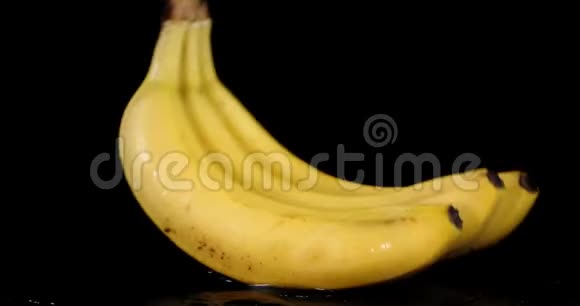 新鲜的黄色香蕉慢慢摇摆视频的预览图