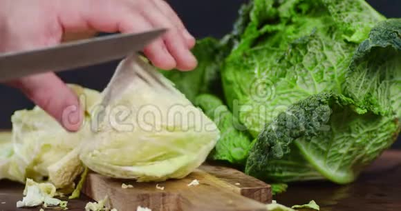 人在砧板上切鲜白菜视频的预览图