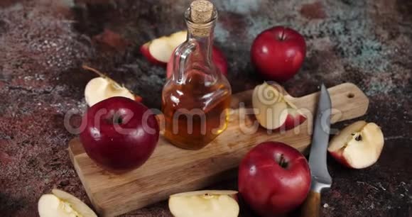 木桌上的苹果醋视频的预览图