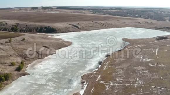 雪下的草冰冻的河流视频的预览图