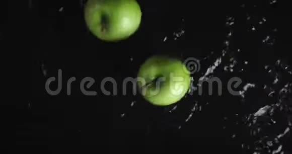 掉在水里的新鲜绿苹果视频的预览图
