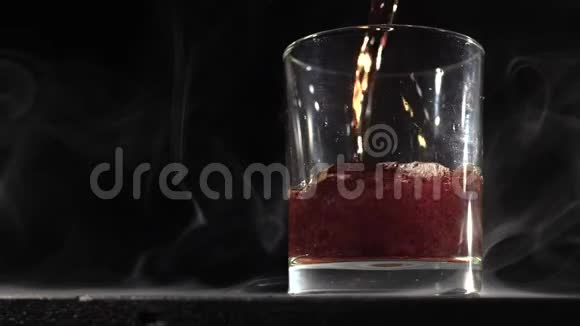 往玻璃里倒可乐背景是黑色的烟雾视频的预览图