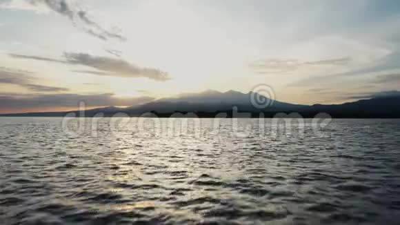 无人驾驶飞机从海上俯瞰日落无人机飞向亚洲靠近海洋的日落和美丽的山脉视频的预览图