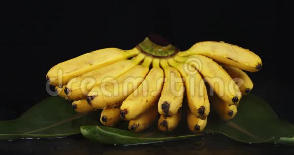 一串香蕉在叶子上用凉蒸视频的预览图