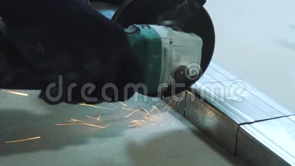 车间圆形磨床切割金属型材产生的火花视频的预览图