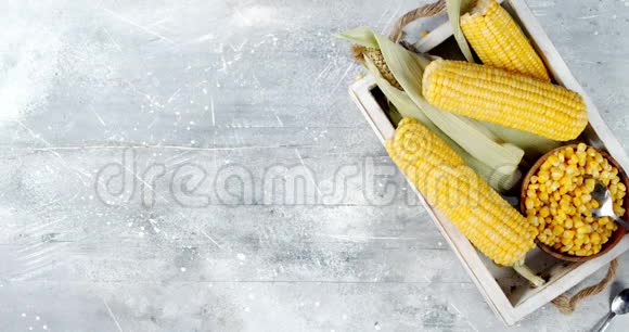 男性用勺子把玉米从盘子里拿出来放在桌子上视频的预览图