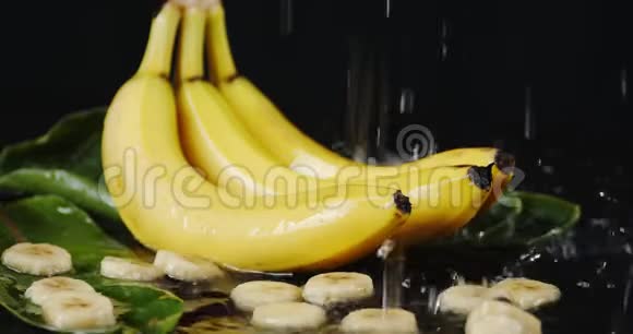 对于新鲜的香蕉水滴飞溅视频的预览图