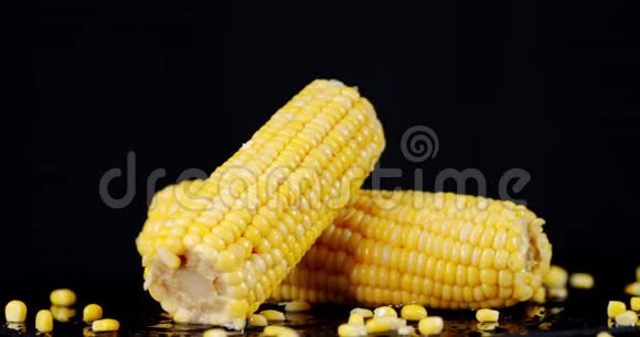 新鲜的熟玉米慢慢地旋转视频的预览图
