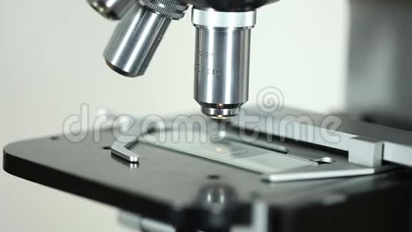 显微镜在实验室环境中的一种近距离轨道拍摄视频的预览图