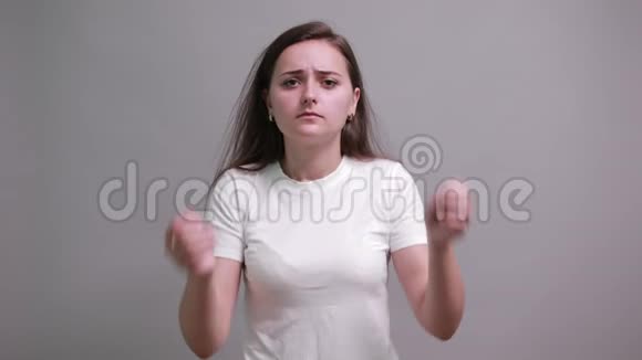 一个穿着白色衬衫的疲惫女人双手托着头头疼视频的预览图