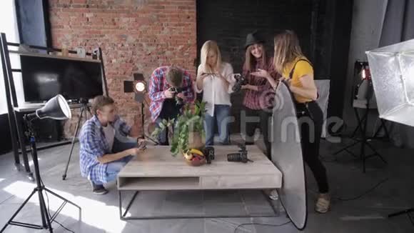 摄影棚摄影专业团队摄影水果和老式相机放在背景照明设备上视频的预览图