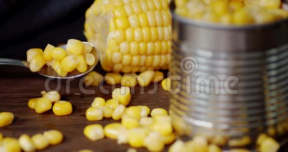 一把勺子把玉米粒落在桌子上视频的预览图