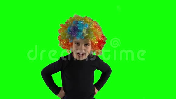 愤怒的女孩带着五颜六色的小丑假发看着相机儿童负面情绪视频的预览图