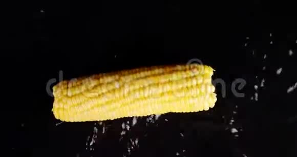 新鲜的玉米溅到水里视频的预览图