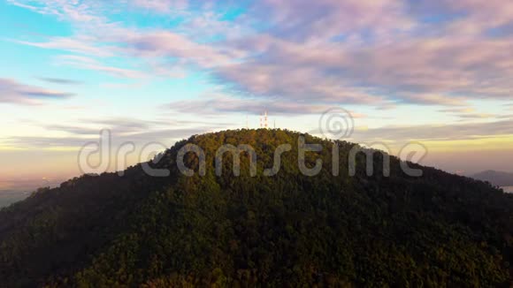 日出期间鸟瞰BukitMertajam山和蒙光大坝视频的预览图