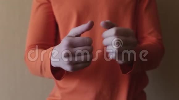 个穿运动运动衫的人在训练前伸展手指准备锻炼视频的预览图