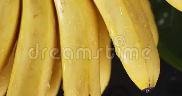 带有水滴的香蕉慢慢旋转视频的预览图