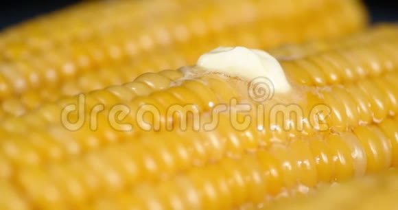 一块黄油在热玉米上融化视频的预览图