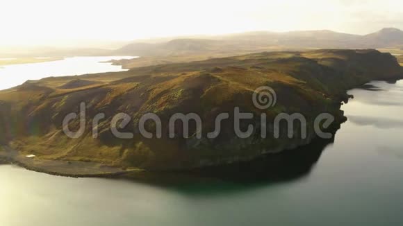 山间湖光山色洛基山脉四周净水环绕视频的预览图