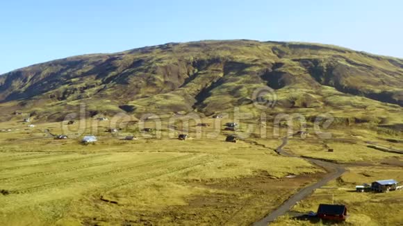 冰岛火山山下一个小村庄的鸟瞰图视频的预览图